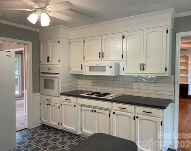 7942 Lake Vista Drive - Photo Thumbnail 11