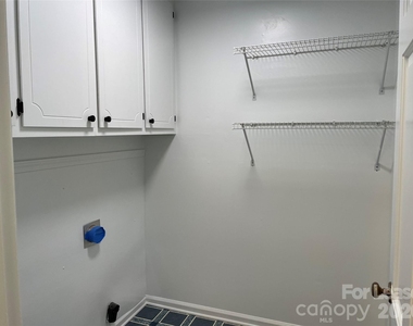 7942 Lake Vista Drive - Photo Thumbnail 14
