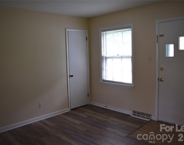 515 Kerr Street - Photo Thumbnail 2