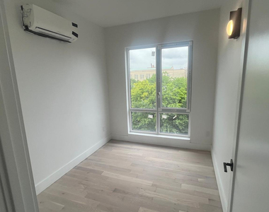 193 Graham Ave - Photo Thumbnail 3