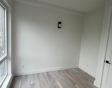 193 Graham Ave - Photo Thumbnail 4