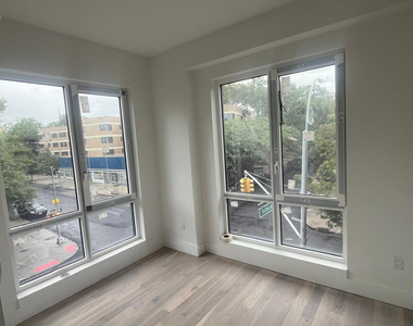 193 Graham Ave - Photo Thumbnail 9