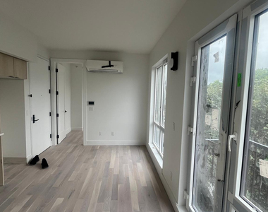 193 Graham Ave - Photo Thumbnail 5