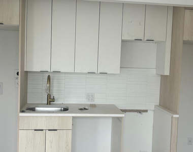 193 Graham Ave - Photo Thumbnail 3