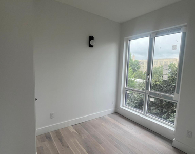 193 Graham Ave - Photo Thumbnail 6