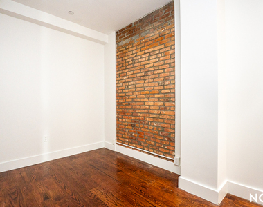 1072 Bergen St - Photo Thumbnail 4