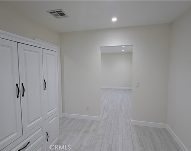 20210 Hartland Street - Photo Thumbnail 13