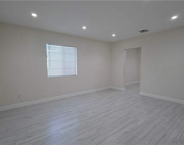 20210 Hartland Street - Photo Thumbnail 7