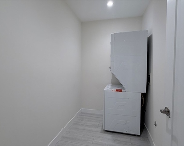 20210 Hartland Street - Photo Thumbnail 10