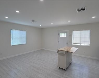 20210 Hartland Street - Photo Thumbnail 4