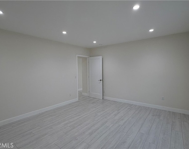20210 Hartland Street - Photo Thumbnail 8