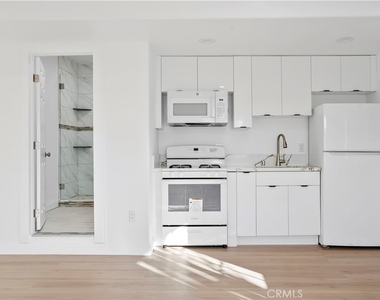 8438 Gloria Ave - Photo Thumbnail 4