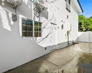 8438 Gloria Ave - Photo Thumbnail 2