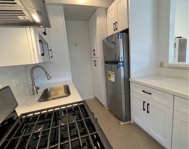 240 W Mayfair - Photo Thumbnail 9