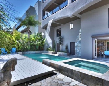 7218 Mulholland - Photo Thumbnail 18