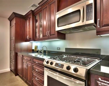 7218 Mulholland - Photo Thumbnail 19