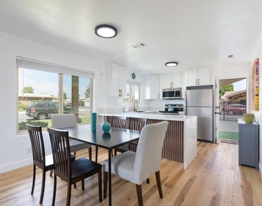1025 Plover Way - Photo Thumbnail 3