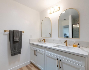 1025 Plover Way - Photo Thumbnail 9