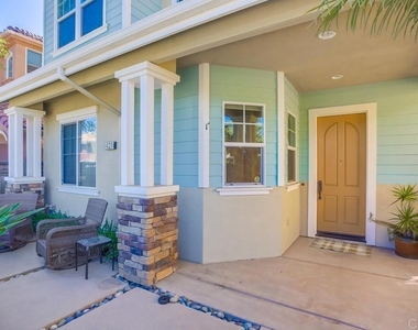 421 N Cedros Ave - Photo Thumbnail 3