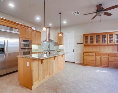 421 N Cedros Ave - Photo Thumbnail 14