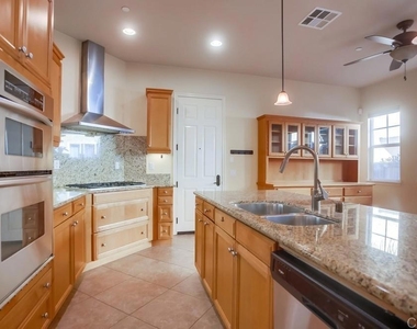 421 N Cedros Ave - Photo Thumbnail 19