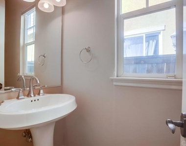421 N Cedros Ave - Photo Thumbnail 10