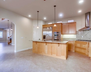421 N Cedros Ave - Photo Thumbnail 16
