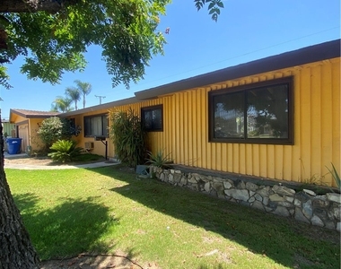 700 E Orangewood - Photo Thumbnail 2