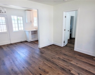 201 S Rowan Avenue - Photo Thumbnail 4