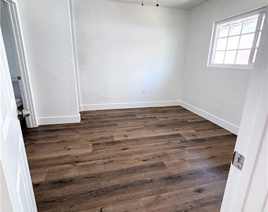201 S Rowan Avenue - Photo Thumbnail 2