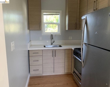 1425 Oxford St - Photo Thumbnail 4
