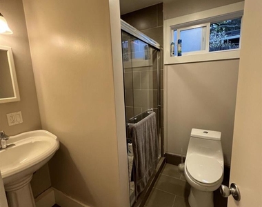 1423 Oxford St - Photo Thumbnail 5