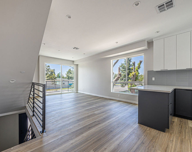6702 Balboa Boulevard - Photo Thumbnail 5