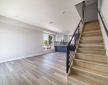 6702 Balboa Boulevard - Photo Thumbnail 6
