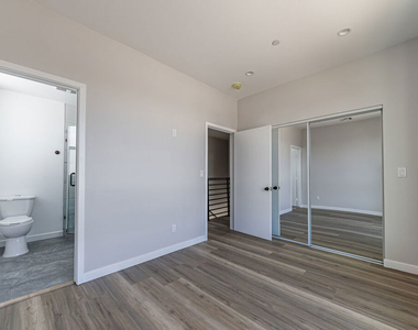 6702 Balboa Boulevard - Photo Thumbnail 7