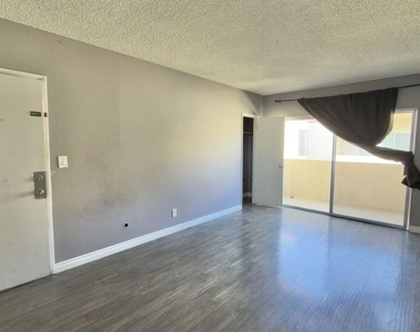 837 S Ardmore Avenue - Photo Thumbnail 2
