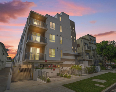 11042 La Maida Street - Photo Thumbnail 19