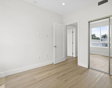 11042 La Maida Street - Photo Thumbnail 12