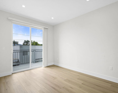 11042 La Maida Street - Photo Thumbnail 7