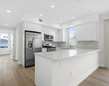 11042 La Maida Street - Photo Thumbnail 5