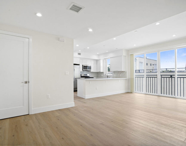 11042 La Maida Street - Photo Thumbnail 2