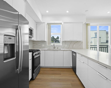 11042 La Maida Street - Photo Thumbnail 6
