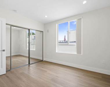 11042 La Maida Street - Photo Thumbnail 14