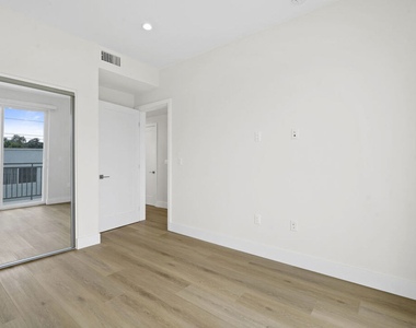 11042 La Maida Street - Photo Thumbnail 8
