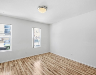 3611 W 4th Street - Photo Thumbnail 9