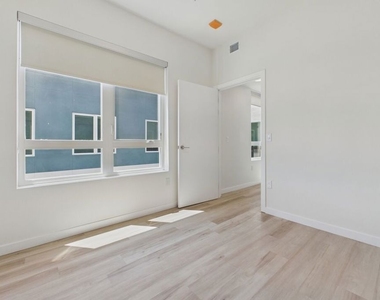 9900 Venice - Photo Thumbnail 5
