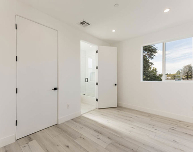 1236 N Beachwood Drive - Photo Thumbnail 5