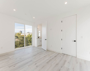 1236 N Beachwood Drive - Photo Thumbnail 8