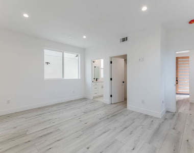 1236 N Beachwood Drive - Photo Thumbnail 3