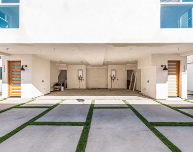 1236 N Beachwood Drive - Photo Thumbnail 13